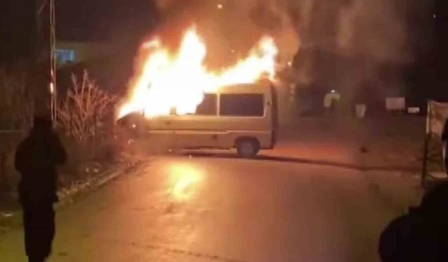 Amasya’da seyir halindeki minibüs alev topuna döndü