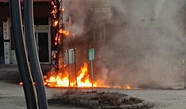 Başkale’de elektrik direği alevlere teslim oldu