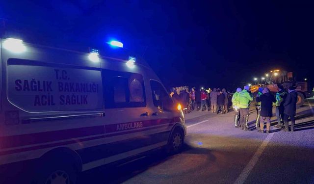 Bitlis’te kaçak göçmen taşıyan tırın gizli bölmesi çöktü: Ölü ve yaralı var