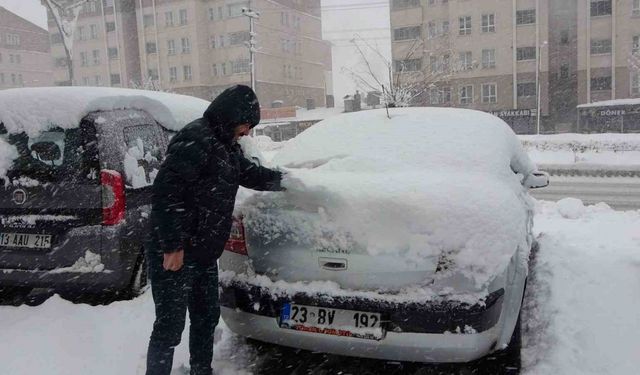 Bitlis’te kar yağışı: 196 köy yolu ulaşıma kapandı