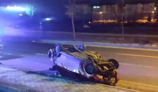 Eskişehir-Ankara yolunda otomobiller çarpıştı: Alkol şişeleri ortalığa saçıldı