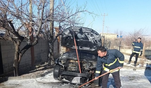 Gevaş'ta park halindeki otomobil yandı