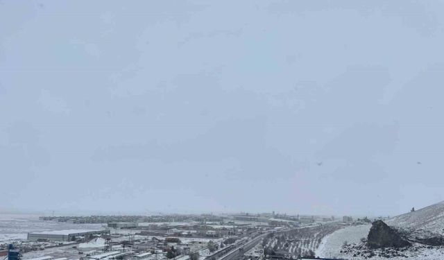 Karapınar’da yağan kar çiftçilerin yüzünü güldürdü