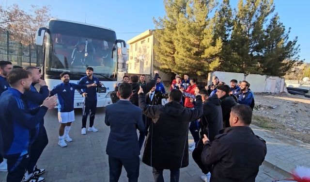 Mardin’de futbolcular, gelin arabasından damadı indirip çiftetelli oynadı