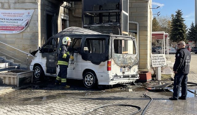 Eskişehir'de kamyonet yandı: 4 çocuk yaralı