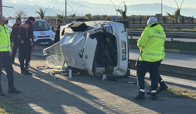 Trabzon'da refüje çarparak devrilen otomobildeki 2 kişi yaralandı