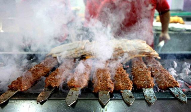 Adanalılar Ramazan’da da kebaptan vazgeçmiyor: Buradaki kebabın İstanbul ile alakası yok