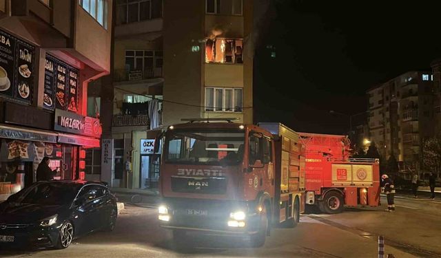 Evi yanan yaşlı adam 'Kedilerim yanıyor' diye bağırdı: Komşuları yangını böyle seyretti