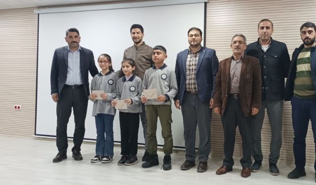 Dicle’de İstiklal Marşı ve Mehmet Akif Ersoy konulu şiir yarışmasında derece giren öğrencilere ödül