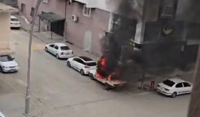 Diyarbakır’da park halindeki Fiat Tofaş yanarak kül oldu