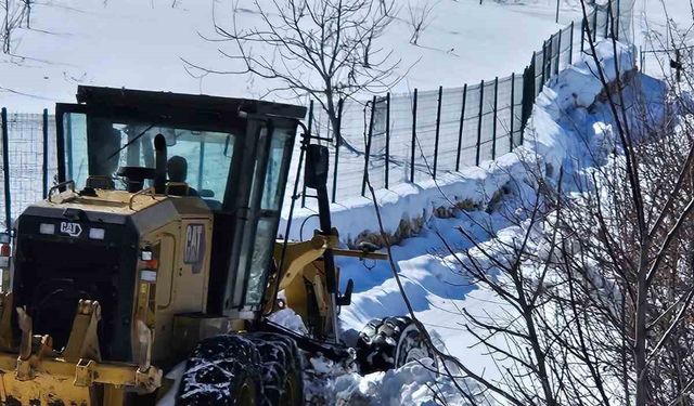 Elazığ’da kapanan köy yollarında çalışmalar devam ediyor