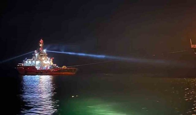 İstanbul Yeşilköy’de karaya oturan kargo gemisi kurtarıldı