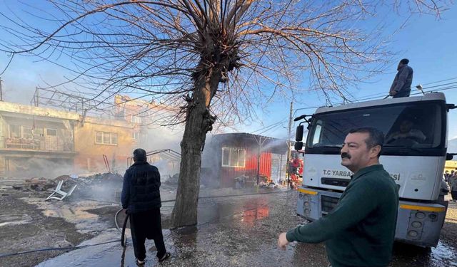 Osmaniye Düziçi'nde konteyner yangını çıktı