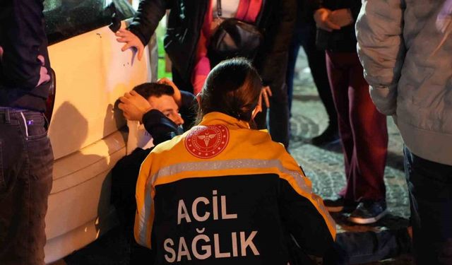 Otomobil yayaların arasına daldı: 3 yaralı