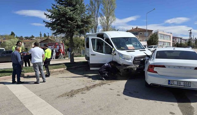 Suluova'da diyaliz hastalarını taşıyan minibüs kazaya karıştı: 11 yaralı