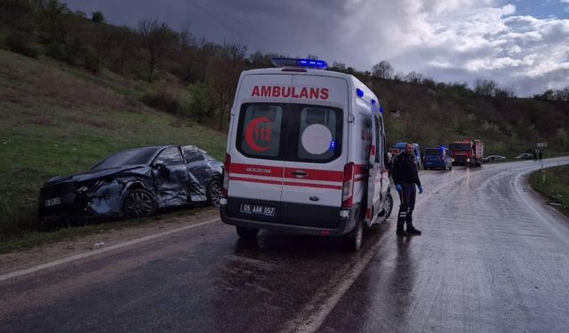 Taşova'da 2 otomobil çarpıştı: 3 yaralı