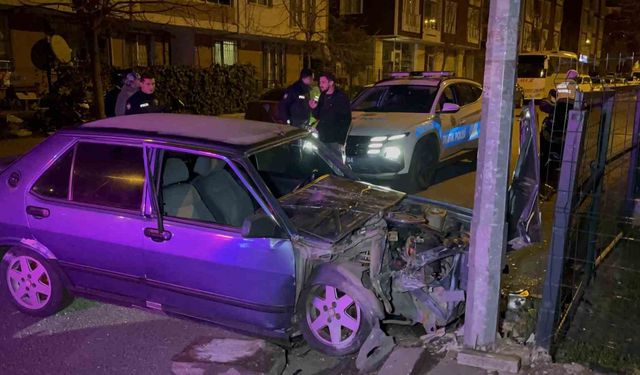 Tekirdağ'da aydınlatma direğine çarpan alkollü sürücü hurdaya dönen araçtan yara almadan çıktı
