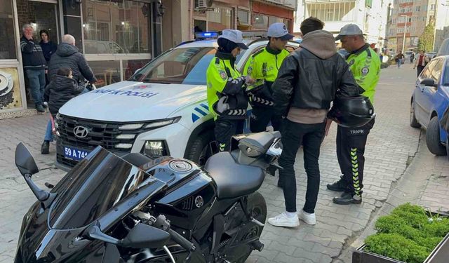 Tekirdağ'da trafiği tehlikeye atan motosikletli plakayı kapattı