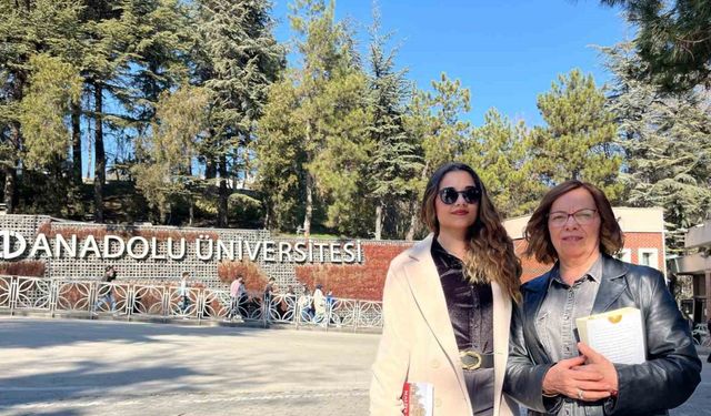 Üniversitede 40 yıl sonunda kızıyla birlikte öğrenci oldu