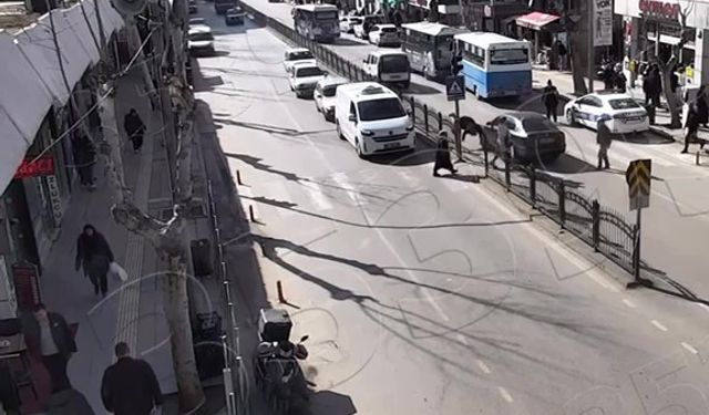 Yaya geçidinden geçen kadına otomobil çarptı: Kaza anı kamerada