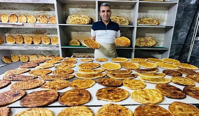 Yüksekova’da sahur sofralarının vazgeçilmezi: Van çöreği