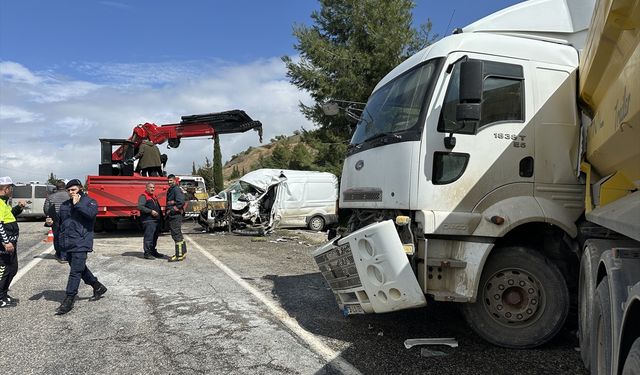 Adıyaman'da feci kaza: Kahta'da minibüs ile kamyon çarpıştı 1 ölü
