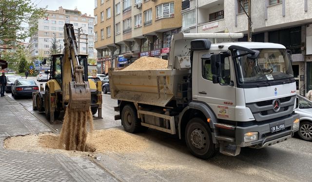 Eskişehir'de otomobil yoldaki göçükte kaldı