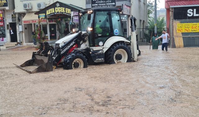 Osmaniye Kadirli'de sağanak yağış hayatı olumsuz etkiledi