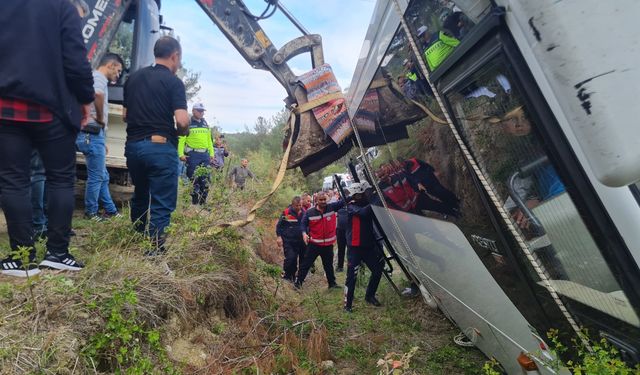 Osmaniye'de devrilme riski bulunan midibüsteki 23 kişi traktörle kurtarıldı