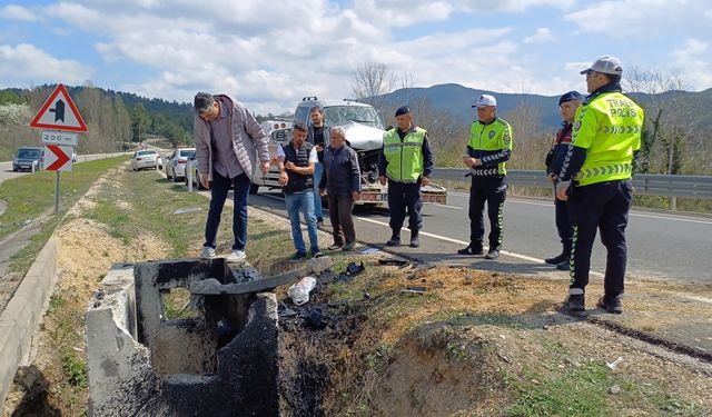Safranbolu'da beton menfeze çarpan hafif ticari araçta 1'i ağır 3 kişi yaralandı