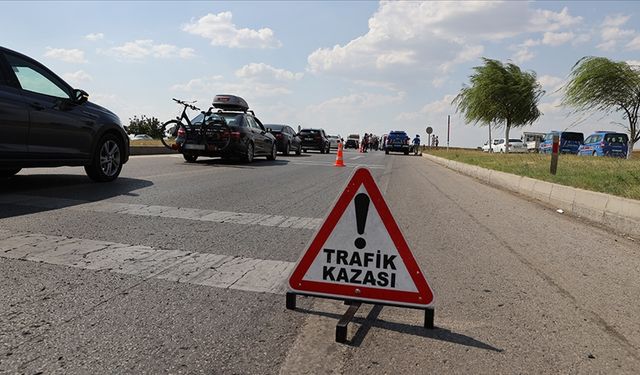 Adana Sarıçam'da ağaca çarpan motosikletin sürücüsü öldü: Yola savruldu