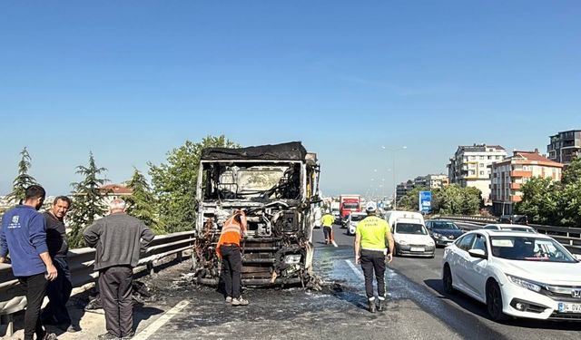 Gebze D-100 kara yolunun Kocaeli kesiminde tır yangını ulaşımı aksattı