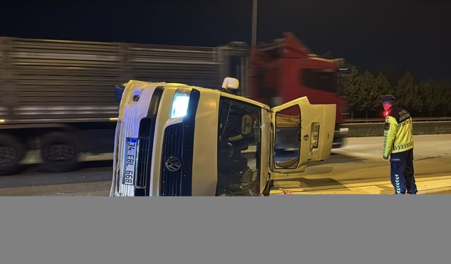 Kocaeli Anadolu Otoyolu'nda minibüs devrildi: 1 yaralı