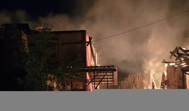 Tokat Reşadiye'de çıkan yangında 3 ev kullanılamaz hale geldi