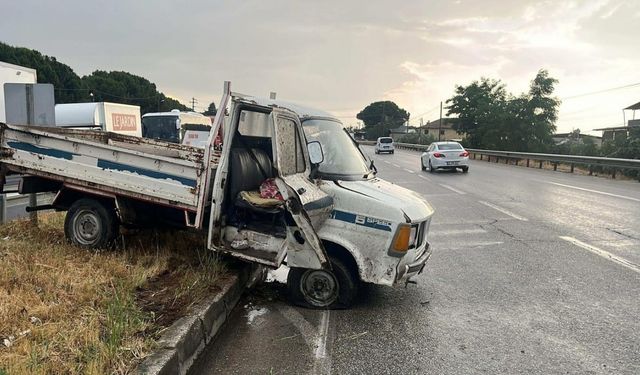 Manisa’da feci kaza: Salihli'de kamyonet refüje çarpt 1 ölü