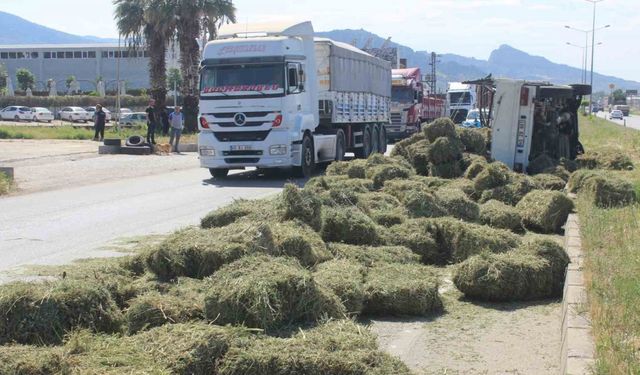 Salihli'de kaza yapan kamyondaki saman balyaları yola saçıldı
