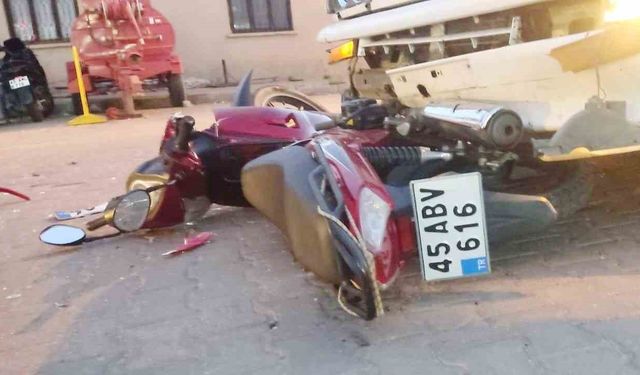 Salihli'de motosiklet minibüsün altında kaldı