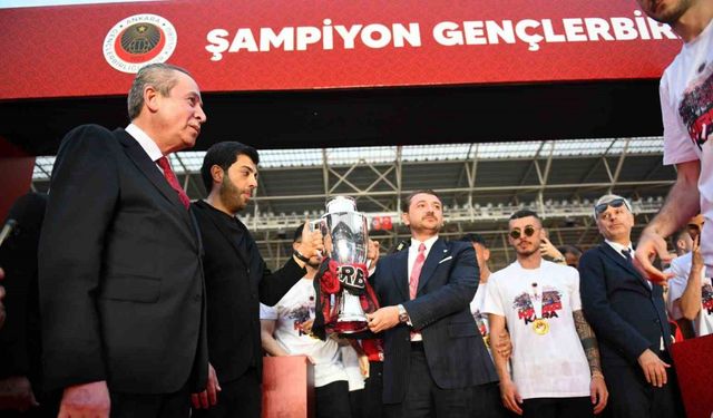 Süper Lig’e yükselen Gençlerbirliği kupasını aldı