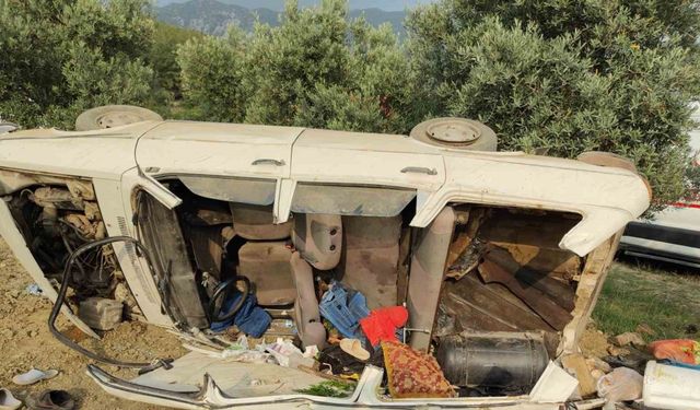 Adana Kozan'da otomobil şarampole devrildi