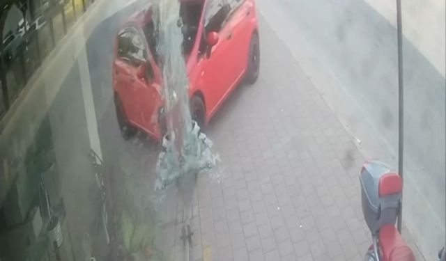 Adana'da otomobil mağazaya daldı: O anlar kamerada