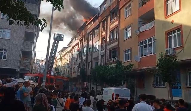 İstanbul Sultangazi’de 4 katlı binanın çatısında yangın çıktı