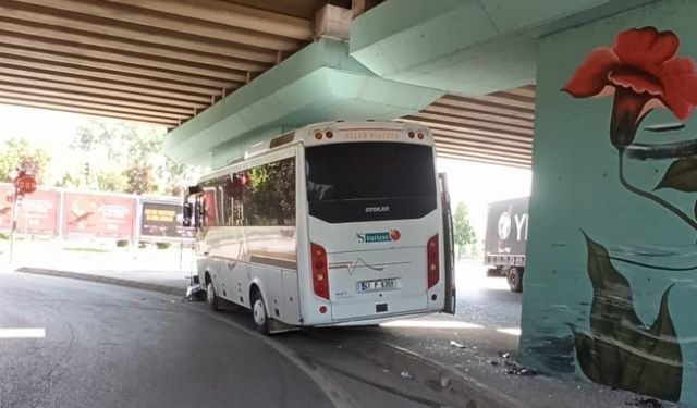İzmit'te servis aracı köprü ayağına çarptı