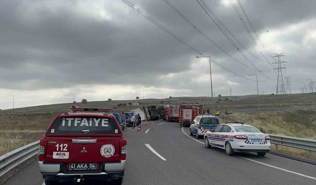 Kocaeli'de feci kaza: Gebze'de karpuz yüklü tır devrildi: 1 ölü 3 yaralı