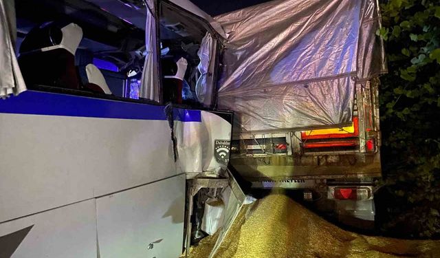Turgutlu'da yolun kenarında duran tıra işçi servisi çarptı