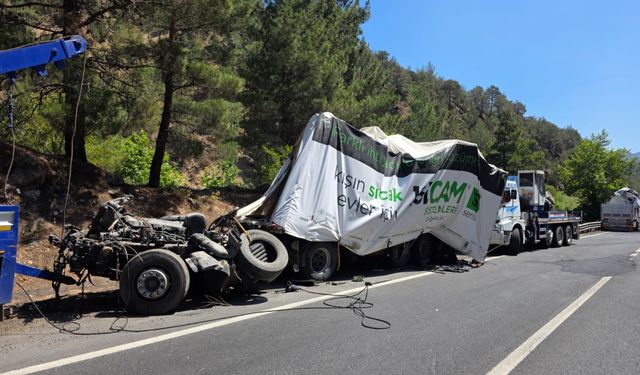 Adana Pozantı'da 3 tırın çarpıştığı feci zincirleme kazada 1 kişi öldü