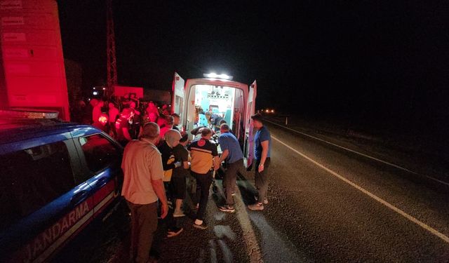 Adana Pozantı'da kamyonet ile taksi çarpıştı