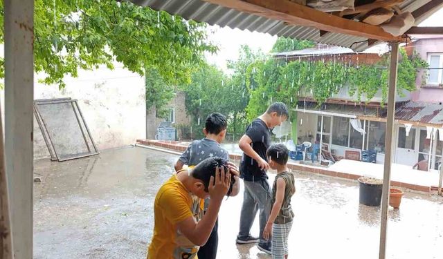 Adana Feke’de 10 dakika yağan yağmur çocukları sevindirdi