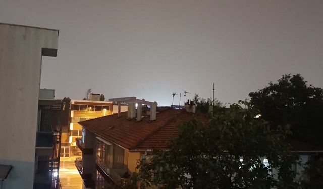 Ankara’da sağanak yağış etkili oldu: Şimşekler geceyi aydınlattı