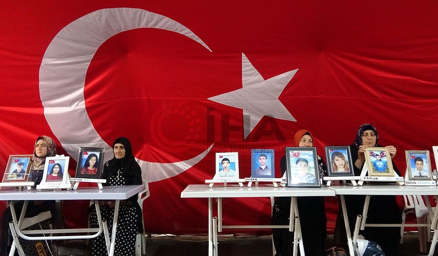 Hakkarili anne 10 yıldır evladının peşinde