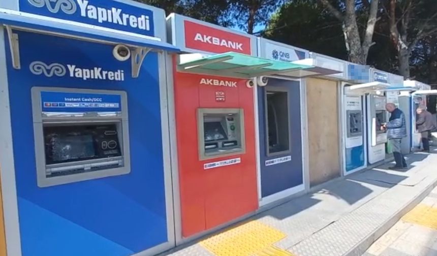 Parke taşıyla banka ATM’lerini tahrip etti